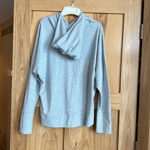 Women’s top.   New without tags. Light weight - Picture 2 of 7